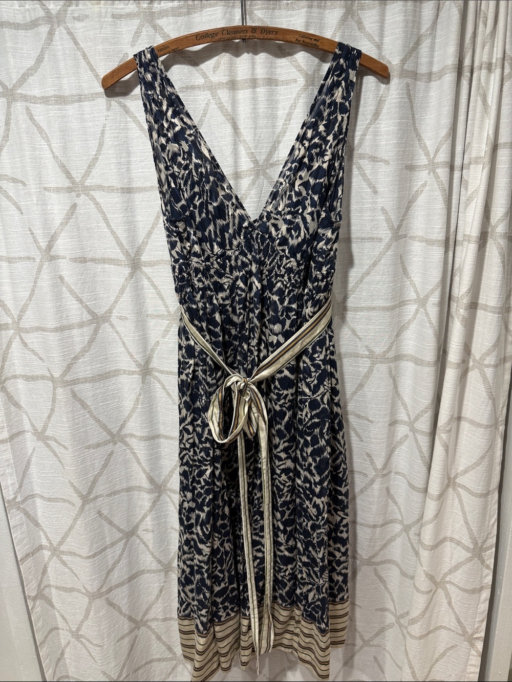 BCBG MaxAzria navy and Cream Floral V-Neck Midi Dress with Tie Waist 100% silk